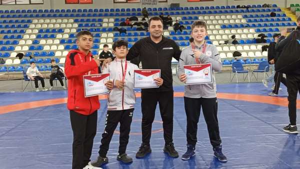 Erzincanlı yıldız güreşçilerden Rize'de üç şampiyonluk