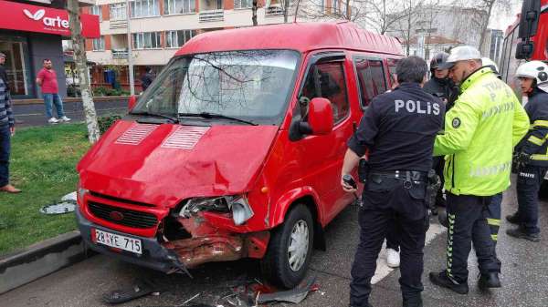 Samsun'da minibüs hafif ticari araca çarptı: 1 yaralı - Samsun haber