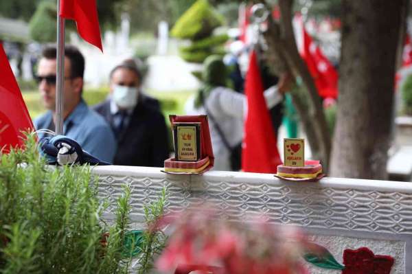 Şehit mezarlığında duygulandıran plaket - Adana haber