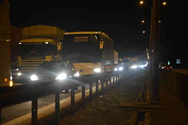 TEM'de iki tır kazaya karıştı, yol trafiğe kapandı - Kocaeli haber