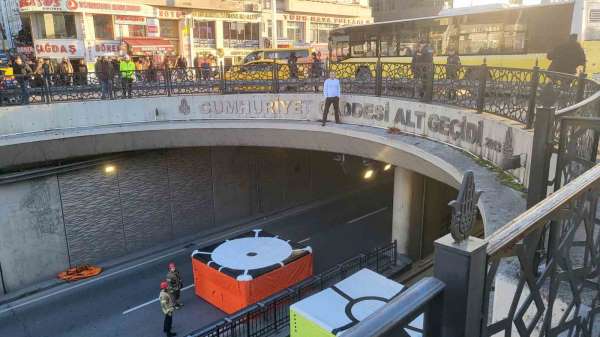 Taksim'de Ukraynalı şahıs 'Savaşa hayır' diyerek intihar girişiminde bulundu
