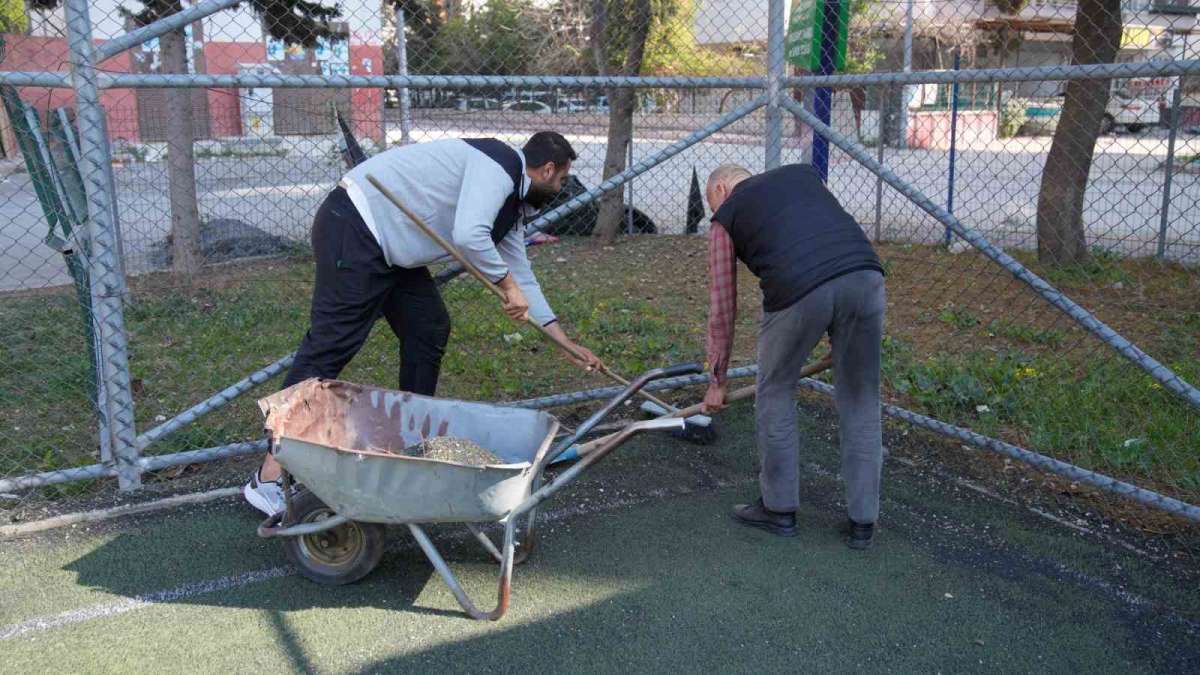 Seyhan'da spor tesisleri yenileniyor