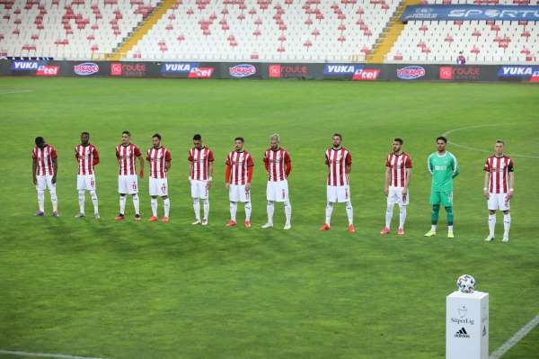 Sivasspor'da ceza sınırındaki futbolcular kart görmedi