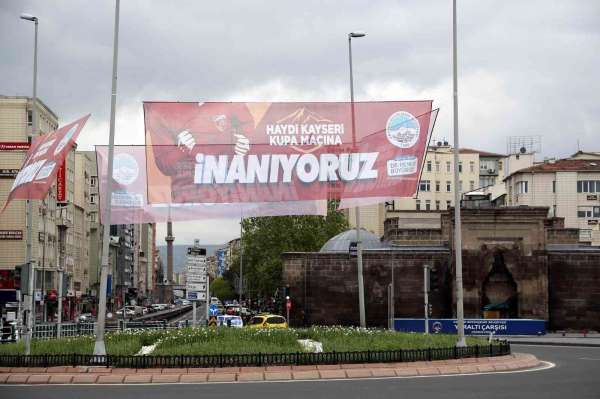 Başkan Büyükkılıç'tan Kayserispor'a pankartlı destek