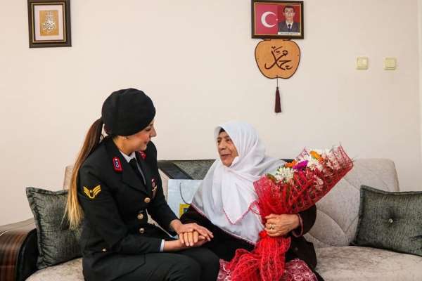 Jandarma, 'Anneler Günü'nde şehit annelerini unutmadı