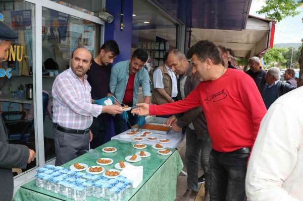 Amasya'da EYT emeklisi berber ilk maaşıyla halka baklava dağıttı