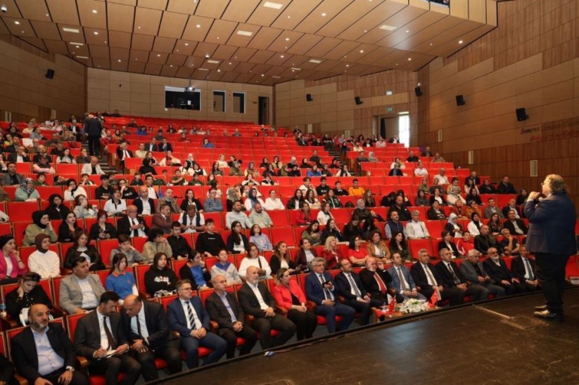 Samsun'da 'N'apsak bu gençleri' temalı konferans