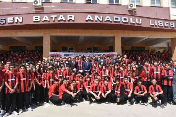 Şahinbey Belediyesi'nden, 160 bin öğrenciye Gaziantep FK forması