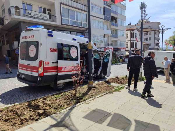 Sinop'ta motosiklet ile hafif ticari araç çarpıştı: 1 yaralı