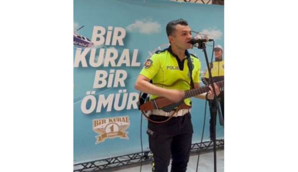 Trafik polisi sahneye çıktı, gitarı ve sesiyle gönüllere dokundu