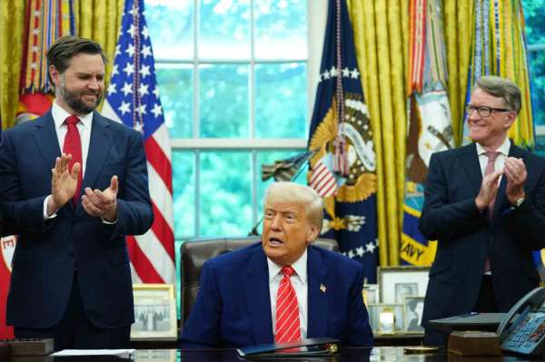 Trump : 'İngiltere ile çığır açıcı bir anlaşma imzaladık, yeni bir ekonomik ortaklık çağı başlıyor'