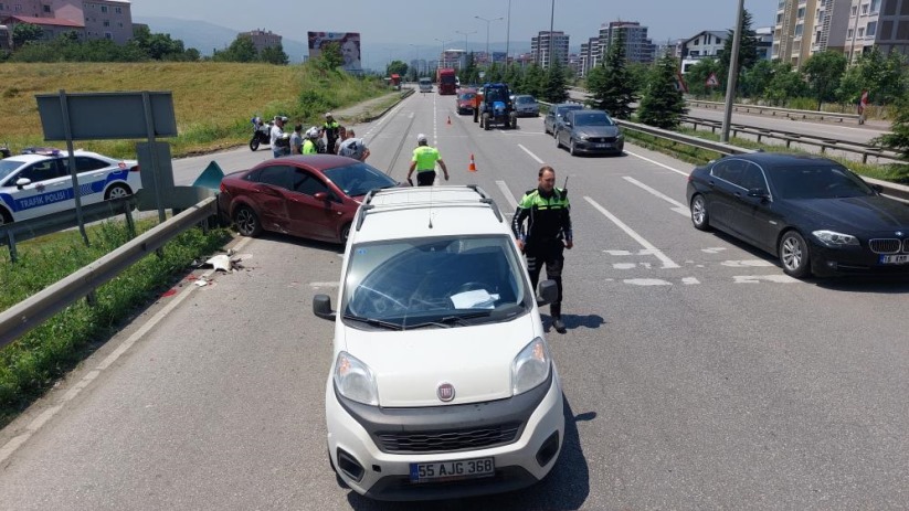 Samsun'da otomobil hafif ticari araçla çarpıştı: 2 yaralı