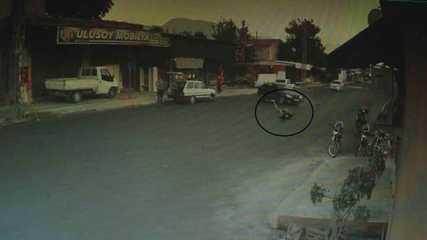 Otomobile ok gibi saplanan motosikletin sürücüsünün havaya uçtuğu feci kaza kamerada