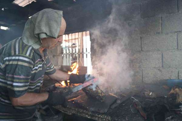Adana sıcağında 'Kelle Paça' ütücülerin zorlu mesaisi