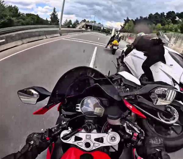 Yol değil, tuzak: 3 motorcunun yaralandığı kazanın yeni görüntüleri ortaya çıktı