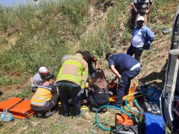 Balıkesir'de kamyon kazasında sürücü itfaiye ekiplerince kurtarıldı