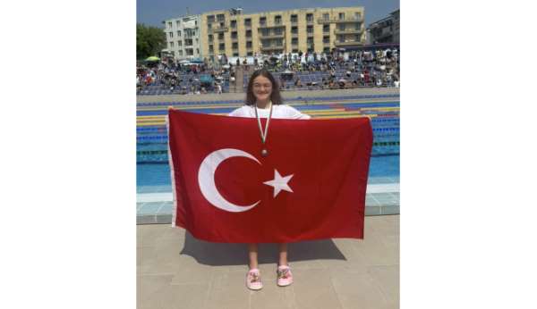 Milli yüzücü Ecrin Çevik'ten uluslararası başarı