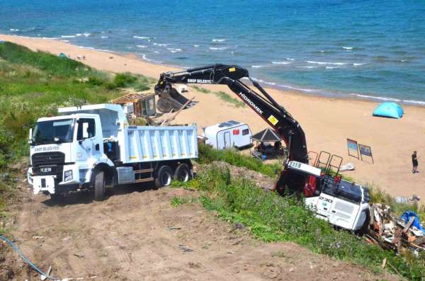 Sinop'ta sahildeki kaçak yapılara yıkım operasyonu