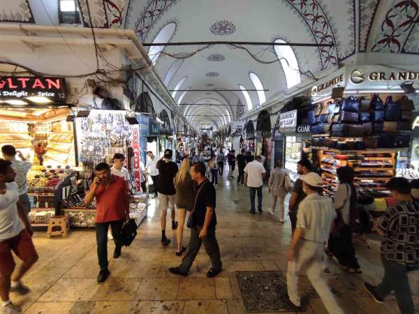 Arefe Günü'nde Kapalıçarşı'da turist yoğunluğu