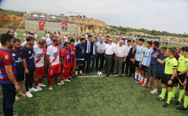 Erkekler sahada kadınlar tribünde