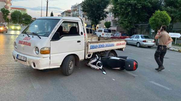 Motosiklet kamyonet altına girdi: Sürücüsü kazayı yara almadan atlattı