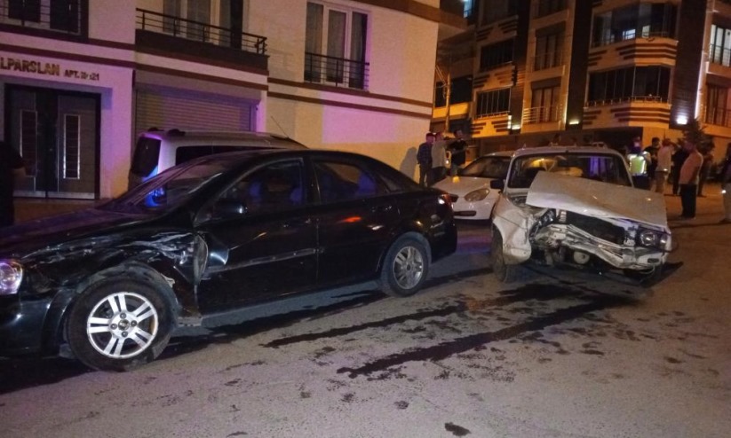 Samsun'da 2 otomobil çarpıştı: 5 yaralı