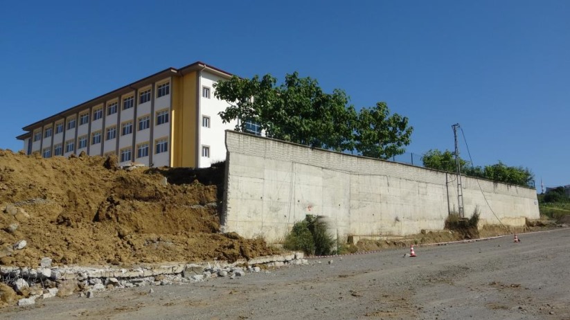 Çatlaklar oluşan lisenin bahçe duvarı yıkıldı