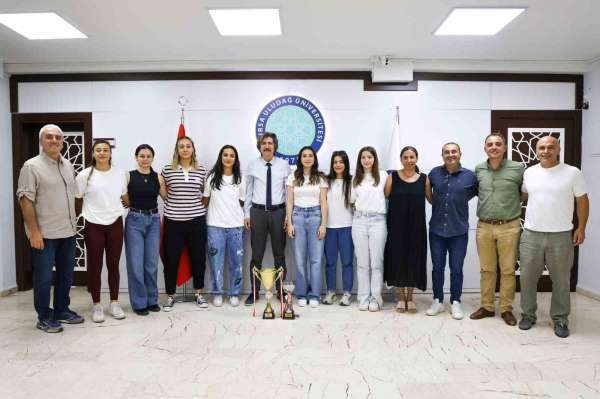 BUÜ Kadın Hentbol Takımından çifte şampiyonluk