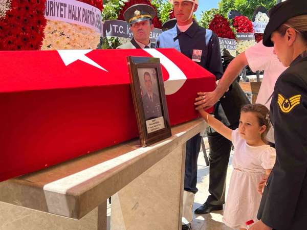 Minik Deniz'den şehit babasına son bakış