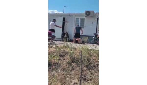 Dehşete düşüren görüntü: Karısını evlatlarının gözü önünde bıçakla yere yatırıp hunharca dövdü
