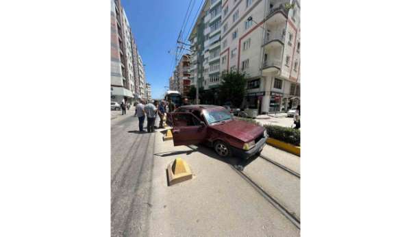 Eskişehir'de trafik kazası sebebiyle tramvay seferleri aksadı