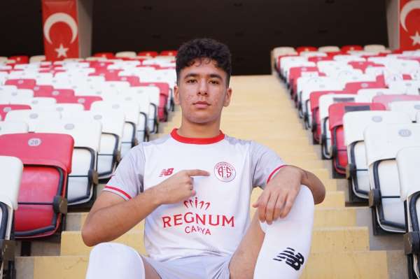 Antalyaspor'da yeni sezon formalar tanıtıldı