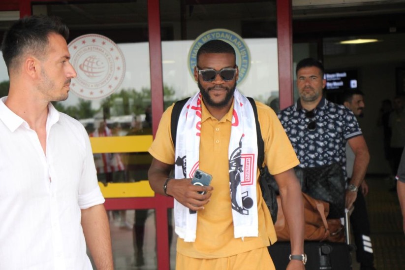 Samsunspor'un yeni yıldızı Ntcham havalimanında karşılandı