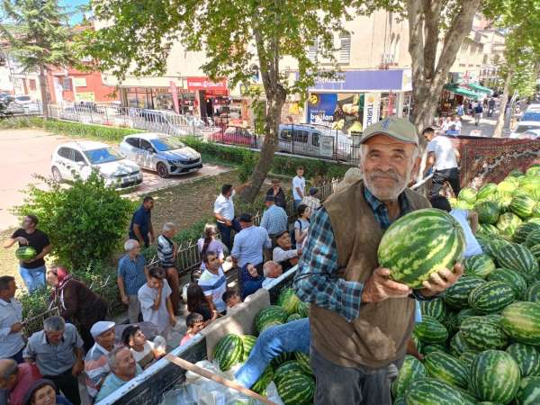 Verimi yüksek çıktı: 17 ton karpuzu ücretsiz dağıttı