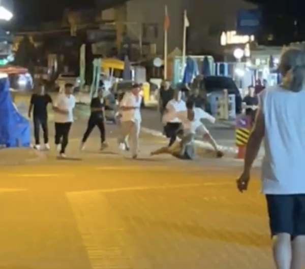 Erikli'de gençler arasında bıçaklı kavga: 2 yaralı