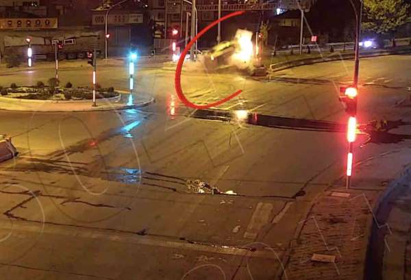 Kırıkkale'deki trafik kazaları kamerada: Kaza yapan otomobil yandı