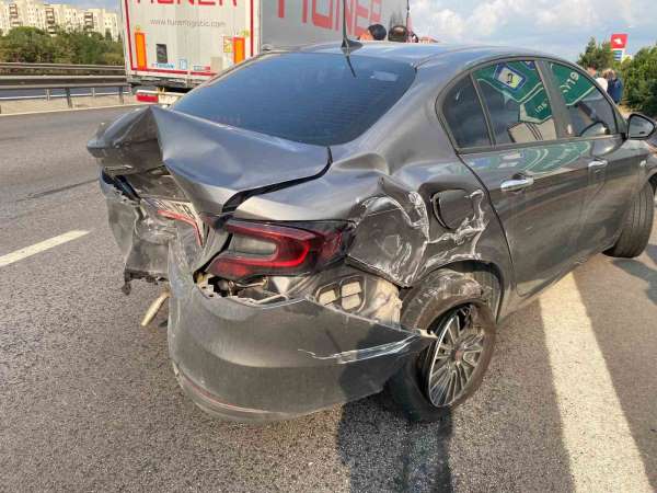 Kocaeli TEM Otoyolu'nda 4 araçlı zincirleme kaza