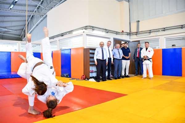 Vali İsmail Ustaoğlu'ndan; Genç sporculara moral ve destek