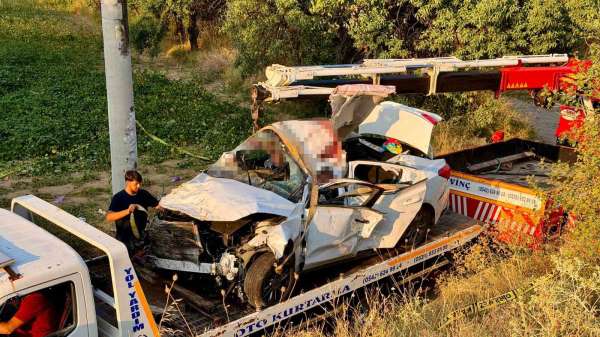 Afyonkarahisar'da feci kaza: 2 ölü, 2 yaralı