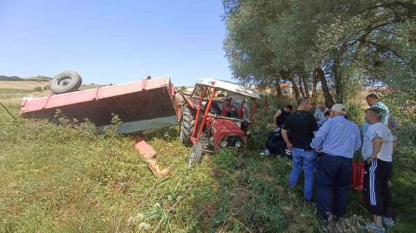Buğday yüklü traktör devrildi, sürücü yaralandı