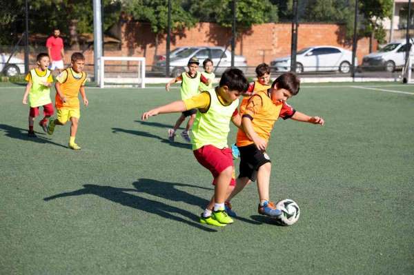 Efeler'de minik yetenekler yeşil sahada geleceğe hazırlanıyor