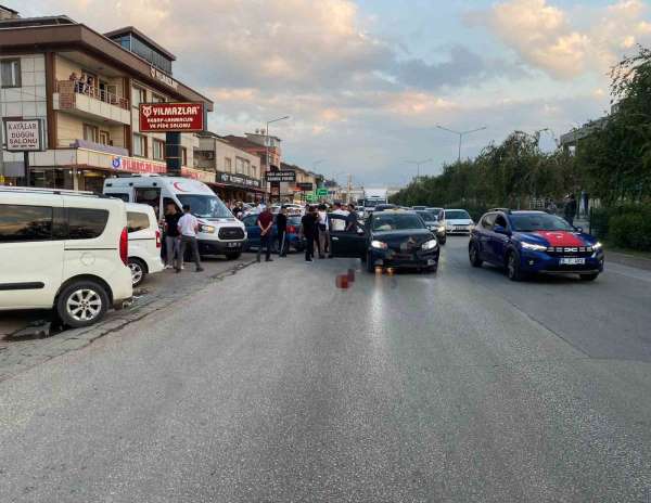 İki otomobil çarpıştı, 4 kişi yaralandı: Motosikletli çift kazadan kıl payı kurtuldu