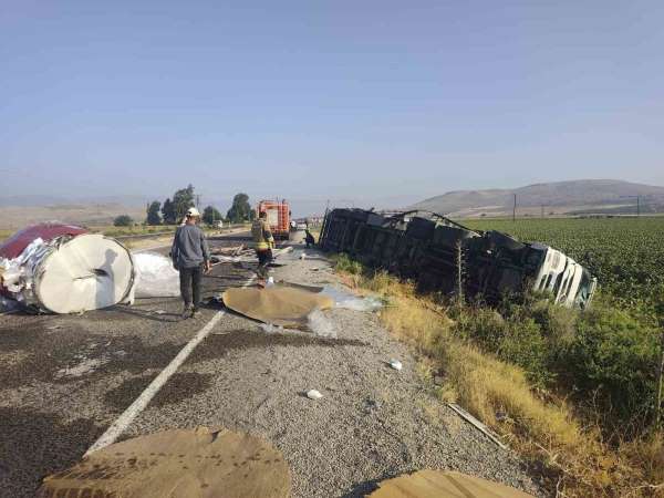 Kumlu'da kaza yapan tırdan yola rulo sac devrildi