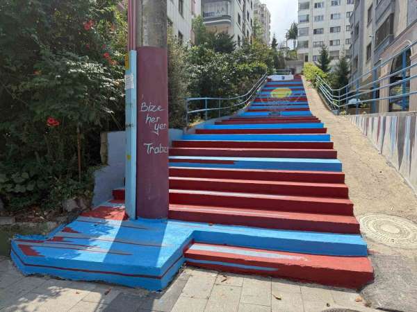 Trabzon'da kaldırımlar bordo maviye boyanıyor