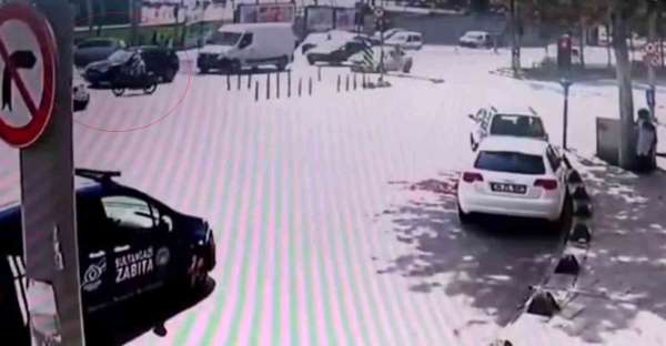 Motokurye dönüş yapan polis aracına çarptı: Kaza anı kamerada