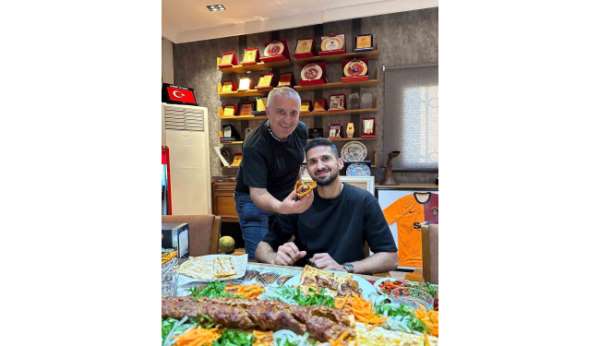 Adana Demirsporlu Emre Akbaba'nın boru kebap keyfi