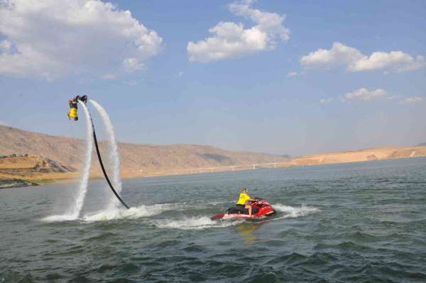 Denizi olmayan Batman'da flyboard gösterisi yoğun ilgi gördü