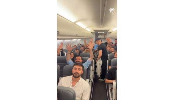Elazığspor ve taraftarlar galibiyeti uçakta kutladı