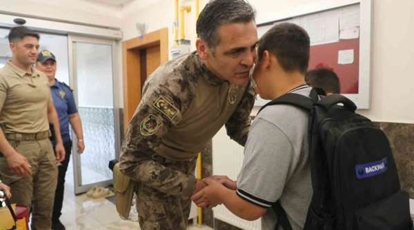 İl Emniyet Müdürü Aydın'dan vefa örneği: Şehit çocuklarını okullarına bıraktı