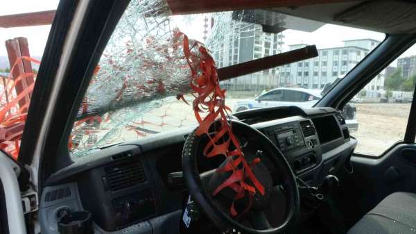 Malatya'da feci kaza: Demir korkuluk sürücünün kafasına saplandı